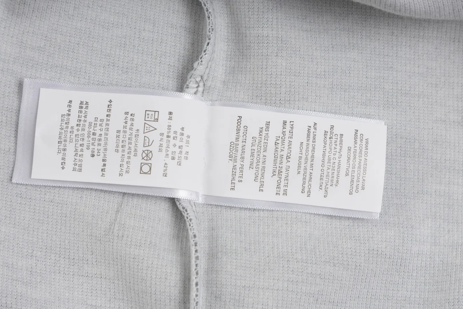 P230 #R97 Ralph lauren twelve-color embroidered pony logo half-zip high-neck long-sleeved knitted sweatshirt. The same style for men and women. The new half-zip sweatshirt for couples to wear in autumn is here! This kind of sweatshirt is really popular this year, even more popular than the hooded sweatshirt. Open the zipper and it can be used as a large lapel, which makes it more fashionable. The color of the classic design of the little war horse on the chest is matched with the embroidery. The simple zipper design echoes the brand logo, so you don’t need to match too much. The sweater version is loose enough! The fabric is custom-woven and dyed 100 cotton. 320g high gram weight 100% cotton knitted cotton with a certain thickness. The fabric is soft and comfortable, and the three-dimensional fabric is full of texture. The stitching is three needles and five threads, which is beautiful and strong. The pattern is also good. Although it is loose, it does not look bulky! - It is not a popular color scheme on the street. The color is pure and highly recommended. The upper body has a particularly high rate of turning heads. Loose style. Big drop shoulder OS style. Same style for men and women. Couple wear. Versatile and practical! Color: Gray, navy, khaki, green label, oatmeal brown label, apricot, black, army green, burgundy, pink, dark gray, light blue, white. Size: S M L XL Length: 70/72/74/76 Bust: 53.5/55.5/57.5/58.5 Shoulder width: 44/45/46/47 Sleeve length: 61/62/63/64